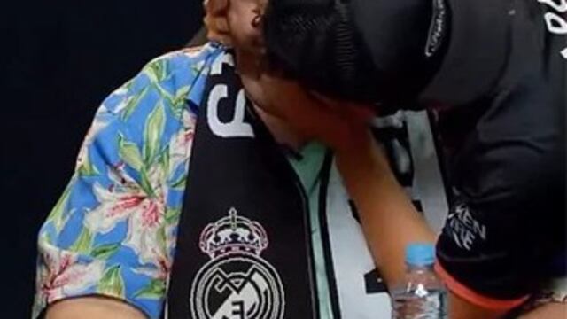 Ibai Llanos es besado por Javi Buyer durante el partido del Real Madrid vs Manchester City