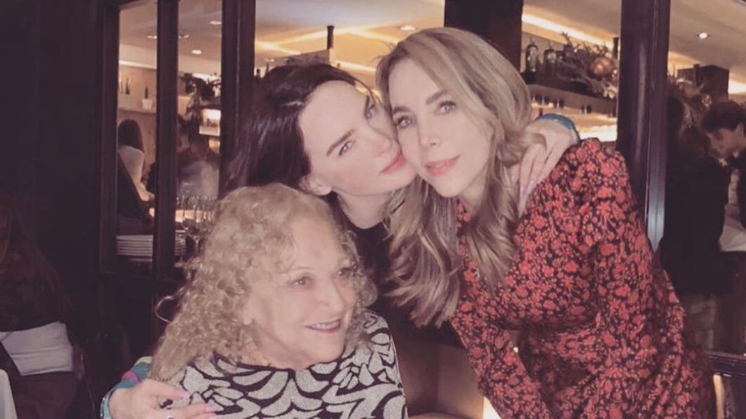 Belinda comparte momentos con su abuelita