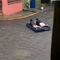 VIDEO: Usan colchón inflable como lancha en calles inundadas; policía los retira