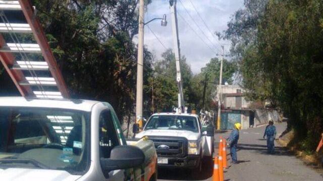 Trabajadores de CFE restableciendo energía eléctrica