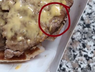 Llamen a Profeco: Encuentra huevos de mosca en su hamburguesa de McDonalds