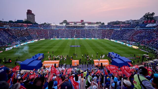 El brutal homenaje a Paco Villa durante el Cruz Azul vs Pumas; ponen la narración del título celeste.