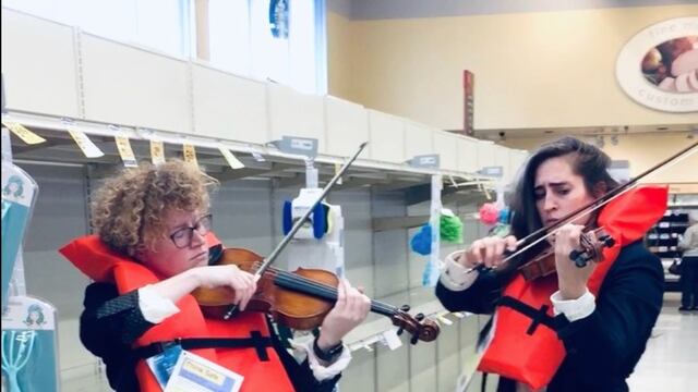 Un par de violinistas decidieron recrear la escena del 'Titanic'