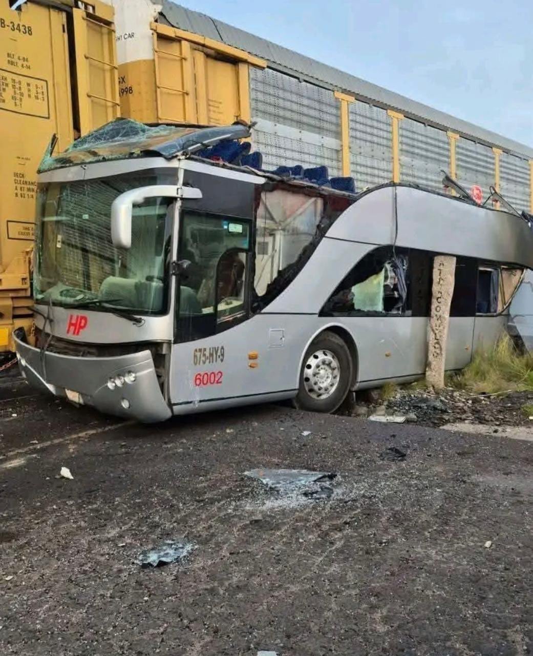 Accidente de tren contra camión de pasajeros en Atlacomulco