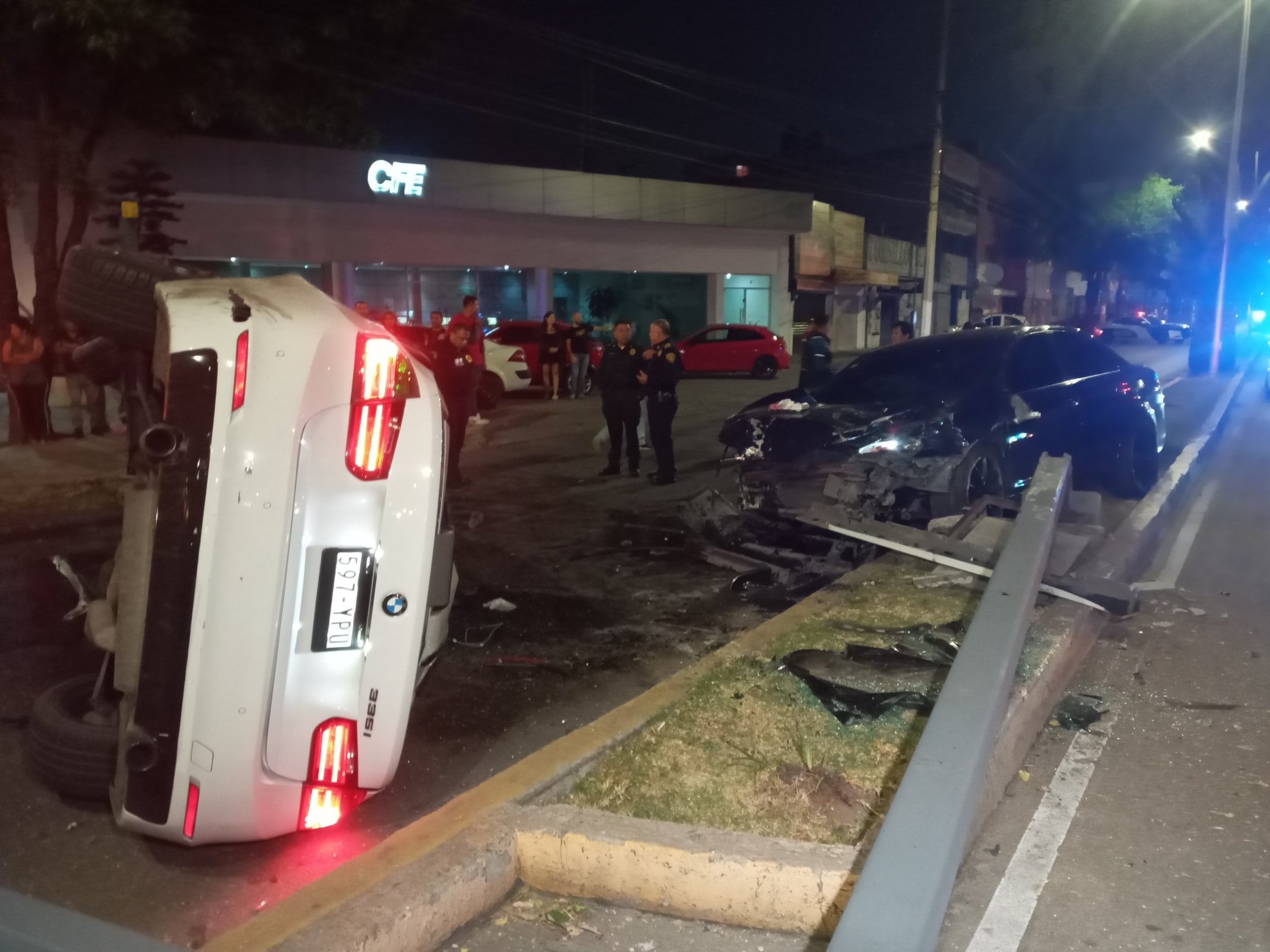 Choque de Bora y volcadura de BMW en Calzada Vallejo