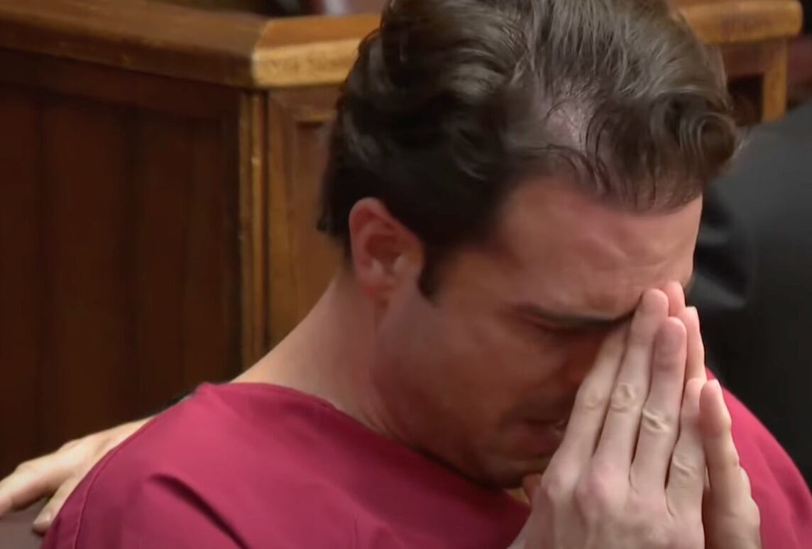 Pablo Lyle rompe en llanto tras escuchar las palabras de su esposa.