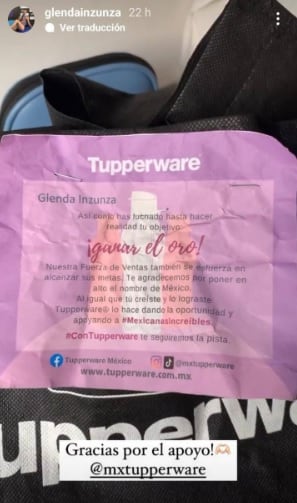 Nadadoras presumen regalo de Tupperware