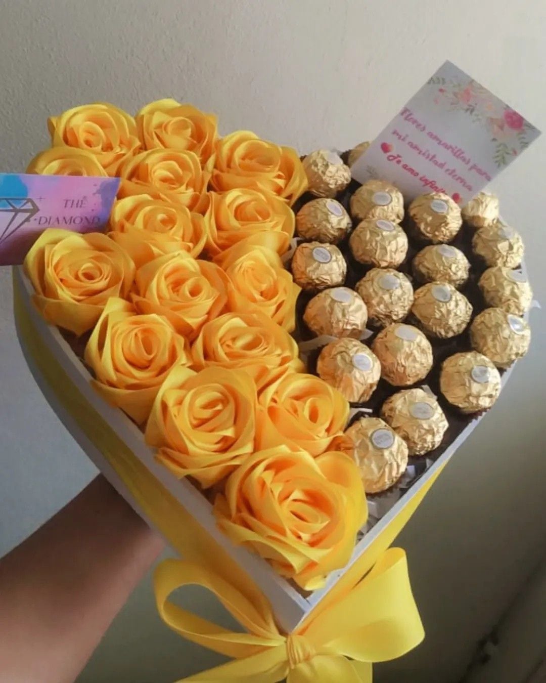 Arreglo floral con chocolates