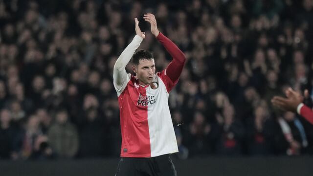 Santiago Giménez sería suplente en el Feyenoord vs AS Roma