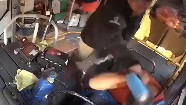 Video del hombre que casi mata al conductor de un camión en Guadalajara tras pegarle con un termo en la cabeza