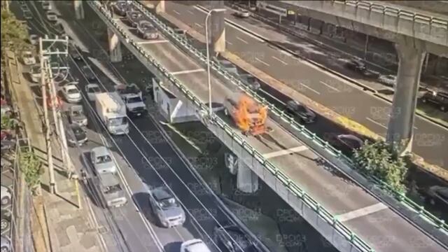 Camioneta se incendia en Periférico Sur, CDMX