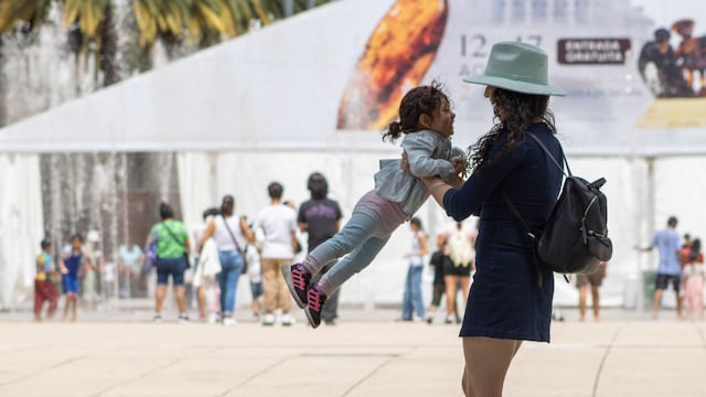 Una mujer juega con su hija durante la tarde del domingo en la Alameda del Monumento a la Revolución.