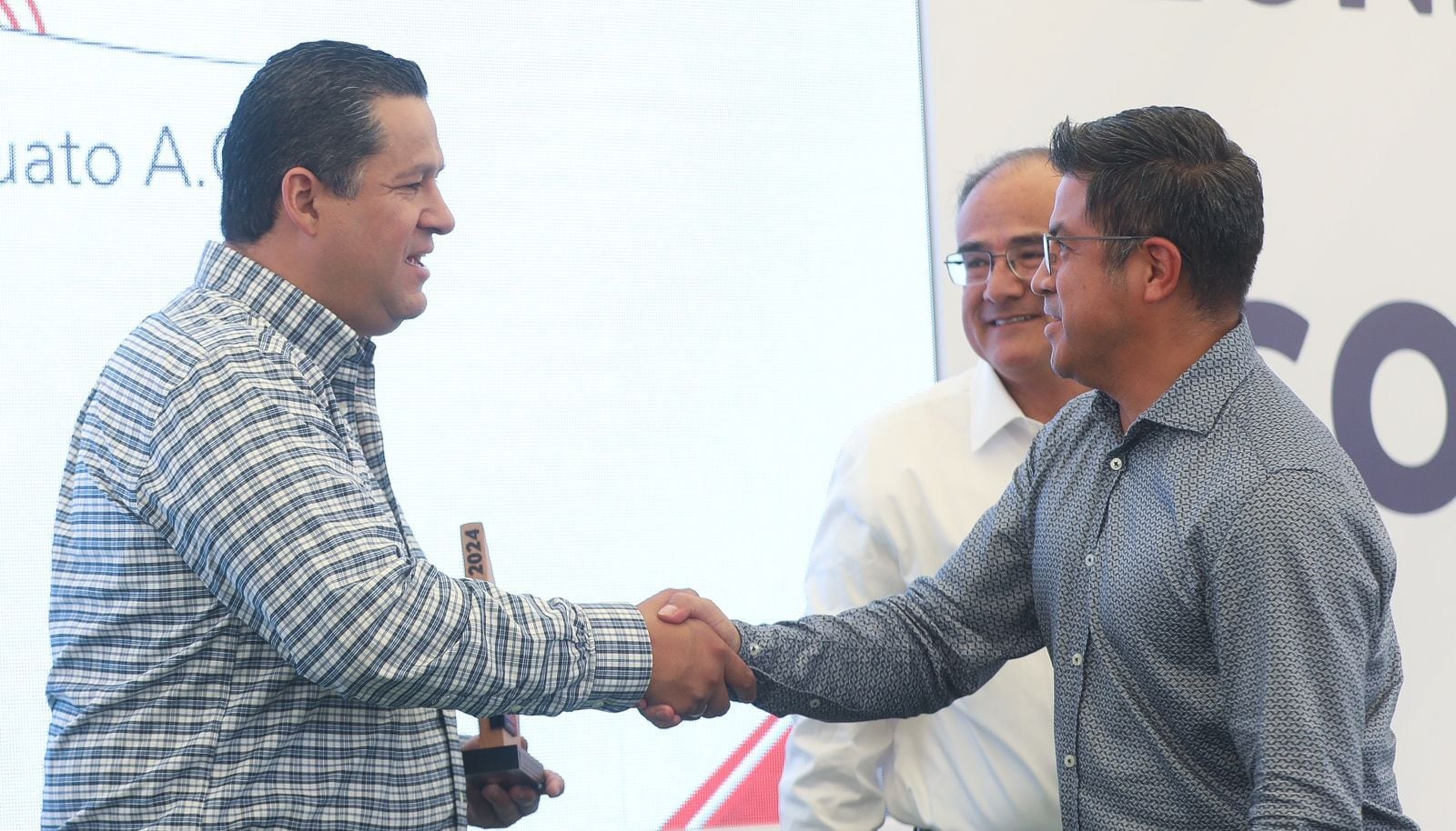 Diego Sinhue Rodríguez reconoció a los directivos del Clúster Automotriz de Guanajuato