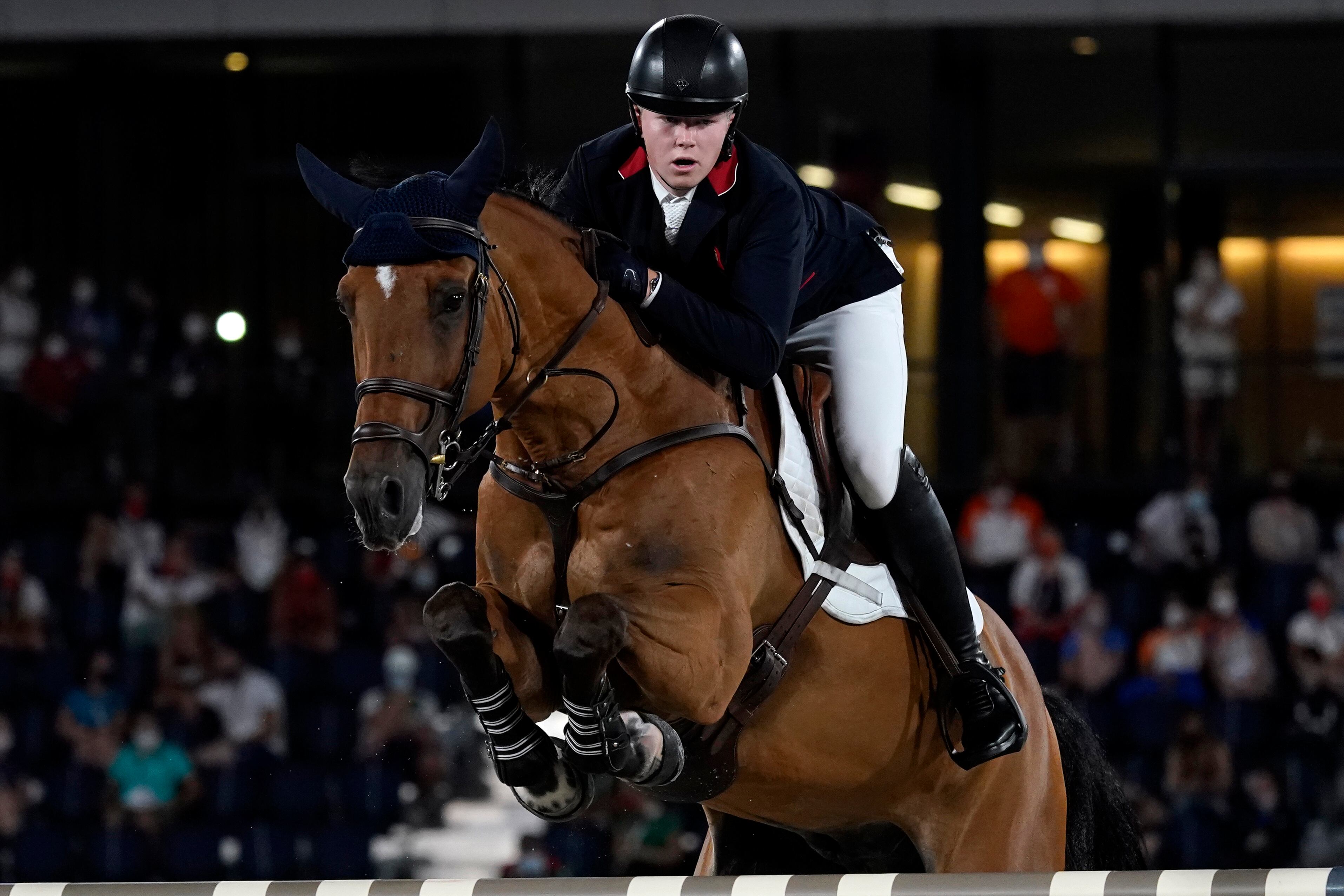 Harry Charles y su caballo Romeo 88durante el salto ecuestre individual en los Juegos Olímpicos de Tokio