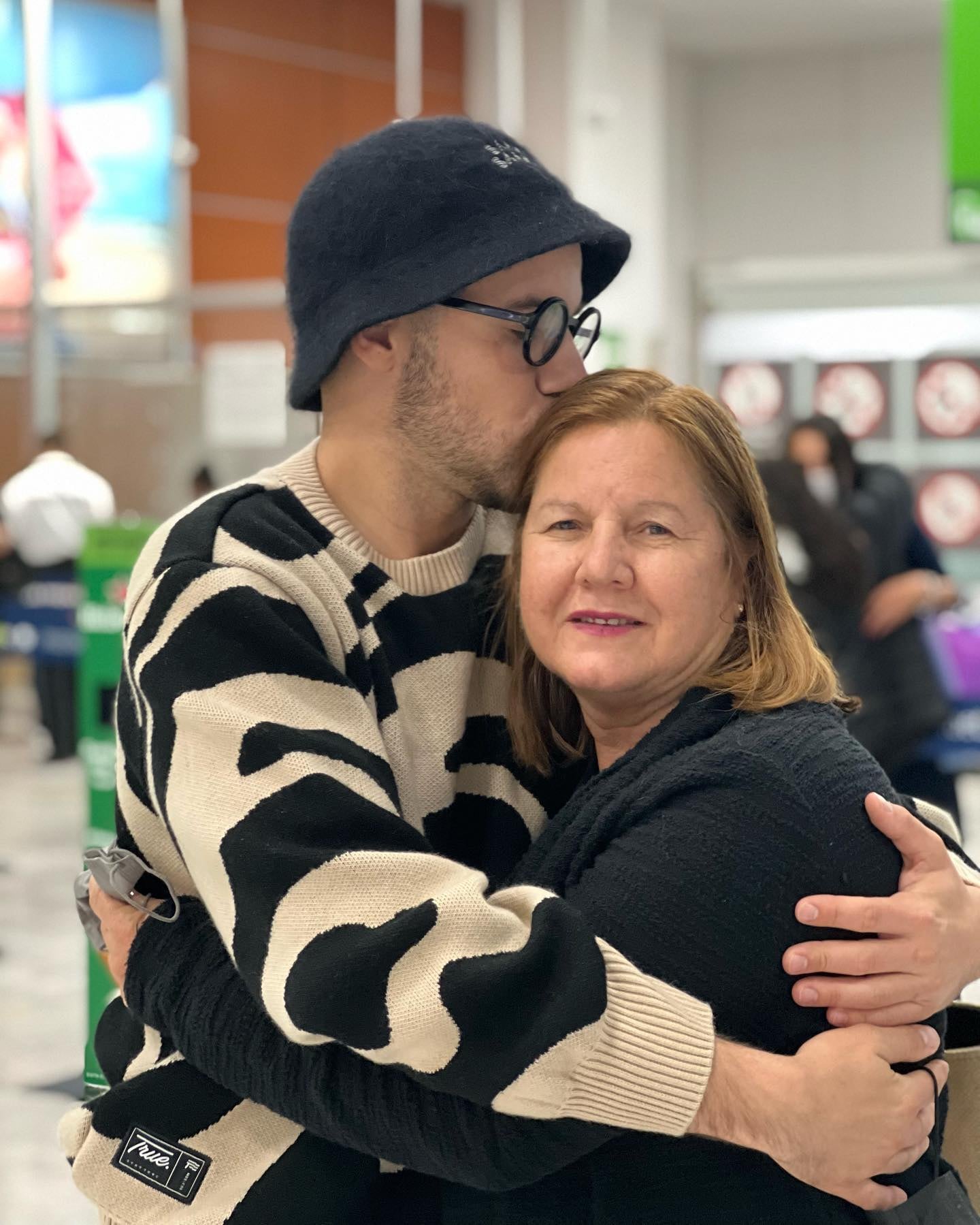 William Valdés besado a su mamá.