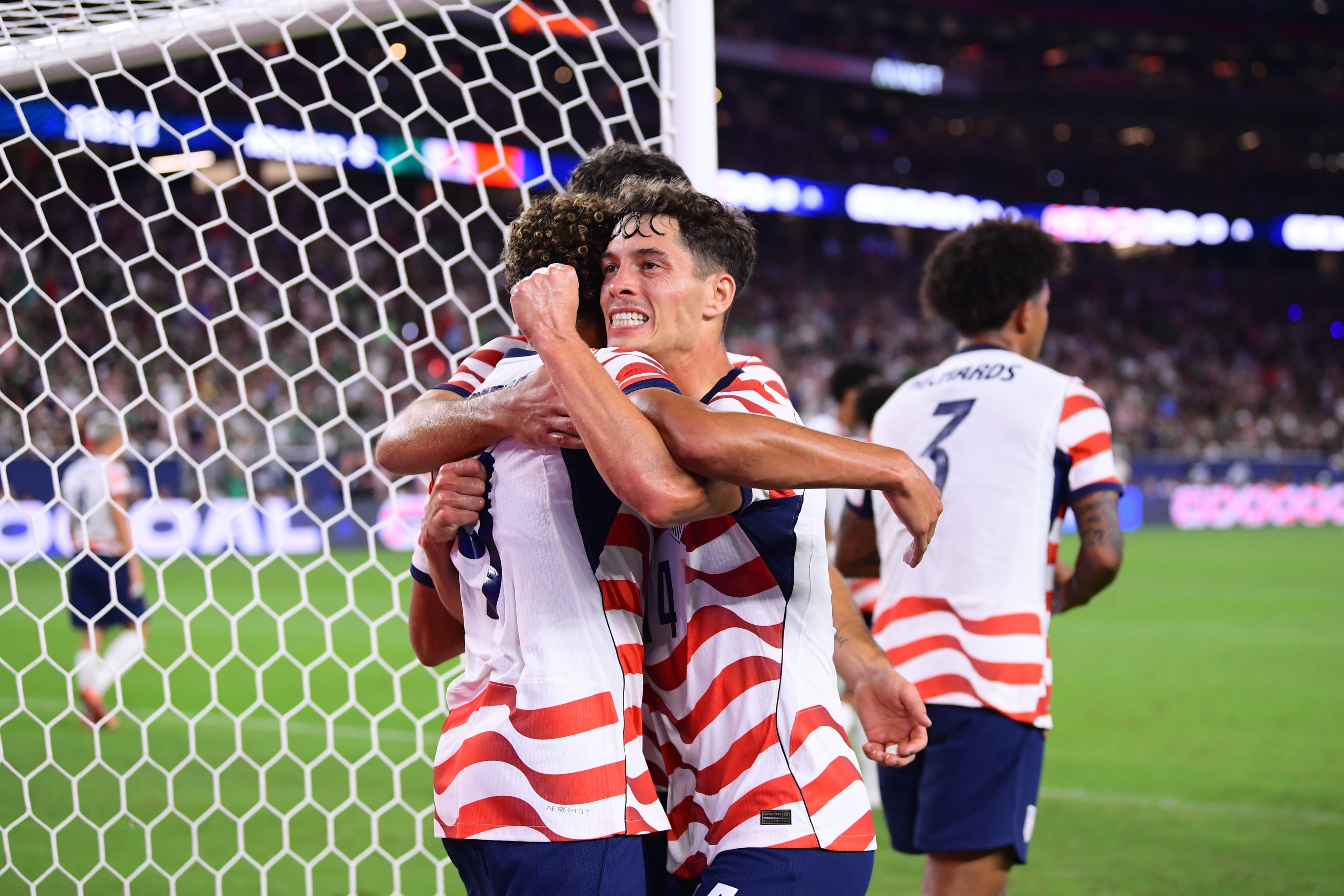 Estados Unidos celebra el primer gol ante México