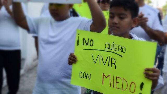 Menores participando en una marcha por la paz en Tabasco en julio de 2015.