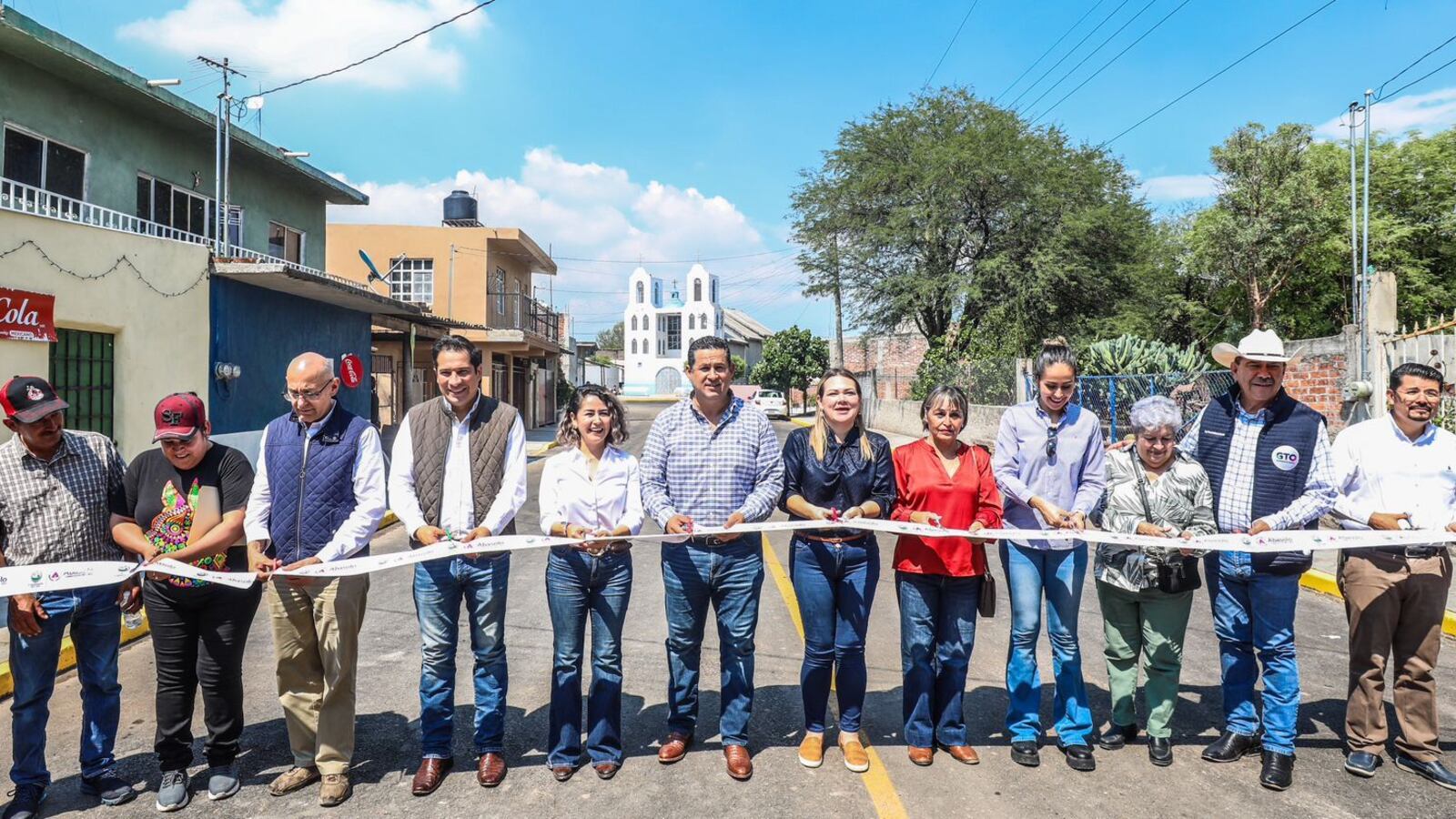 Diego Sinhue Rodríguez entregó obras viales en comunidades de Abasolo