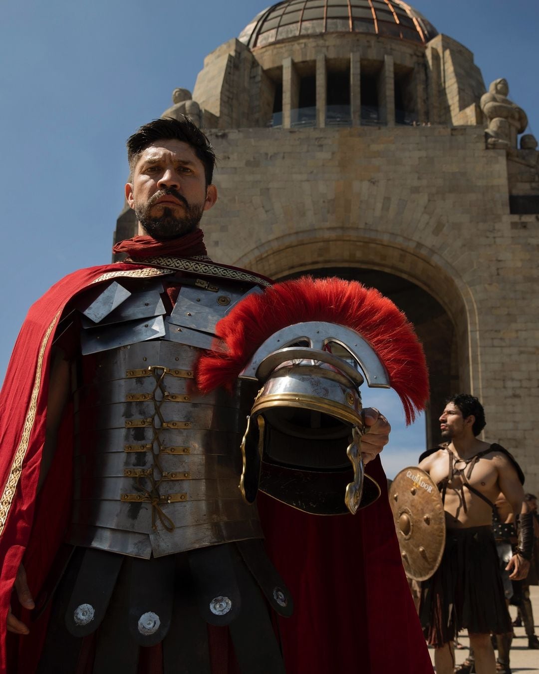 Oribe Peralta encabeza el desfile por el estreno de la película Gladiador II.