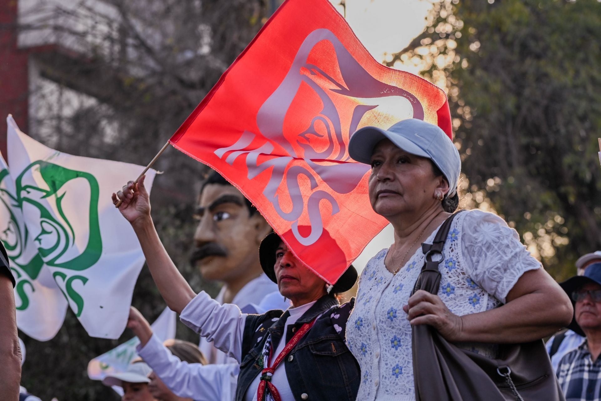 Megamarcha del IMSS busca llegar al Zócalo en medio de festejos y homenaje a Cárdenas
