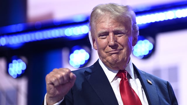 Donald Trump propone eliminar el impuesto al pago de horas extra en el trabajo