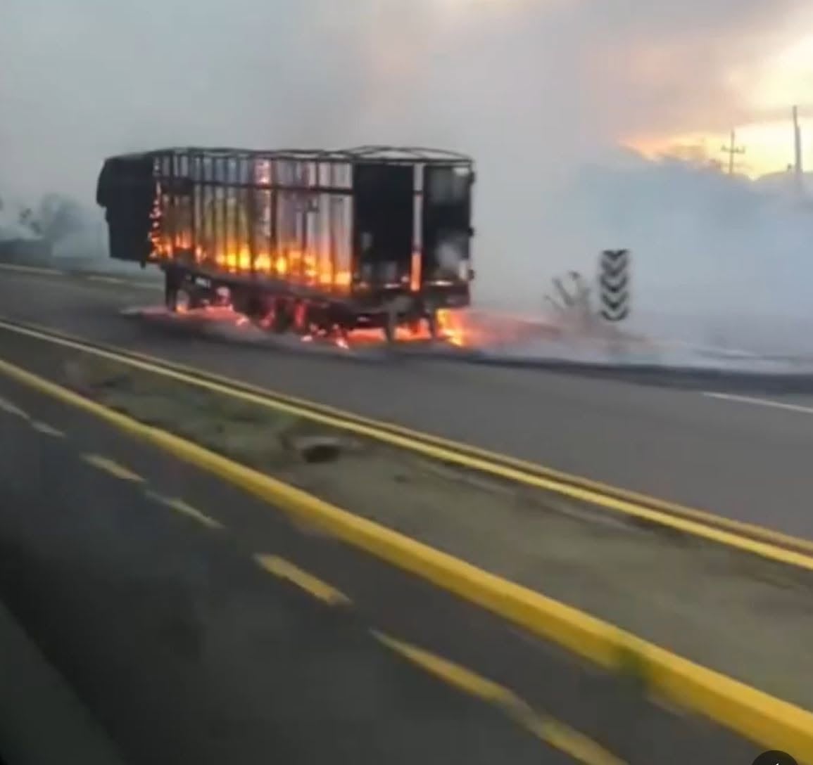 Grupo armado incendió un tráiler y carros blindados en Elota, Sinaloa, hoy 3 de julio de 2025