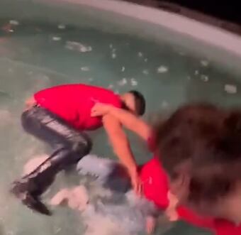 Bailan sobre alberca congelada y termina mal