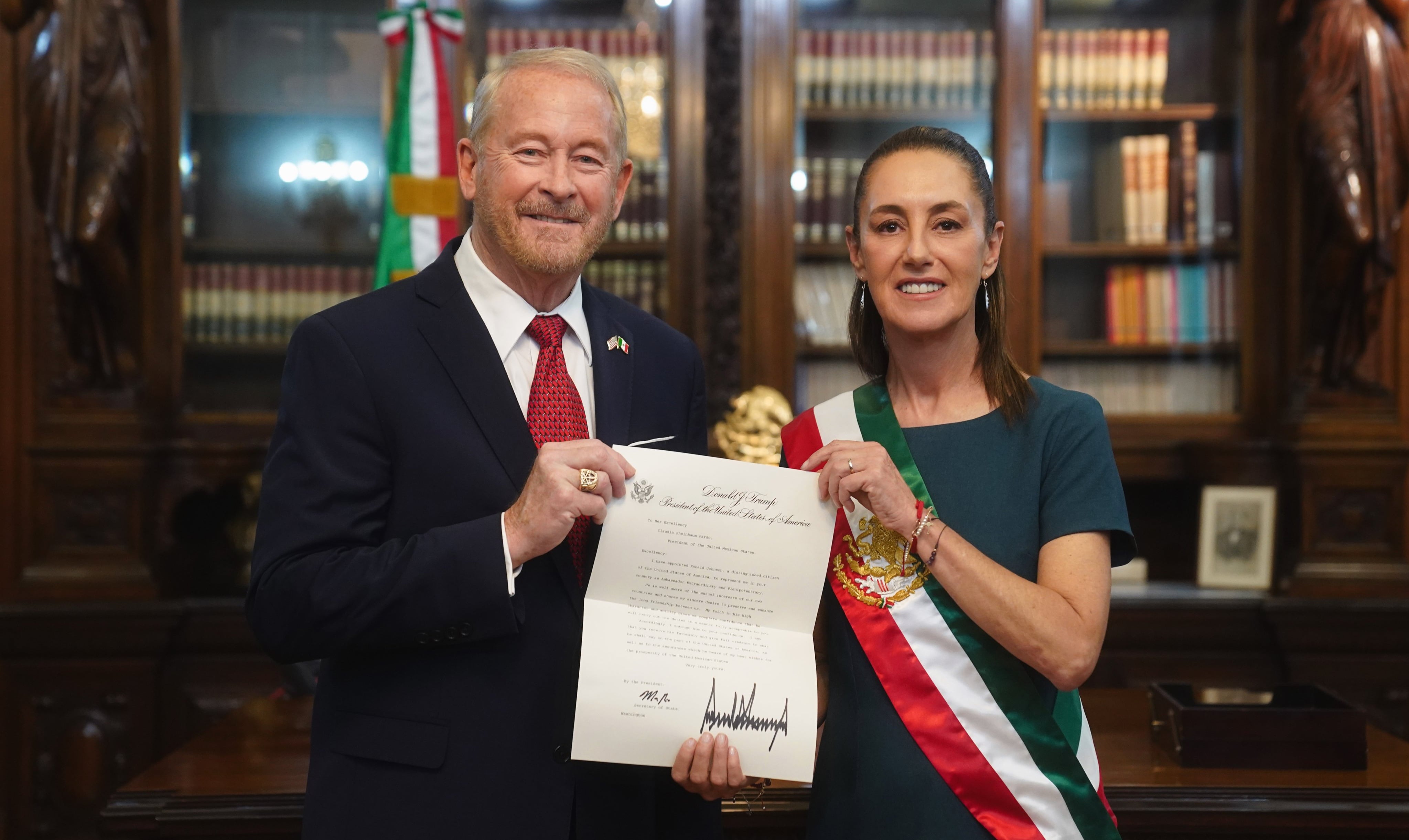 Claudia Sheinbaum se reúne en Palacio Nacional con Ronald Johnson, embajador de Estados Unidos,