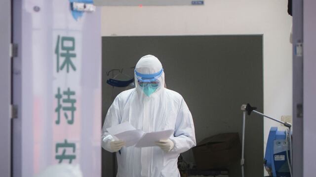 Mil 700 médicos infectados con coronavirus en China.