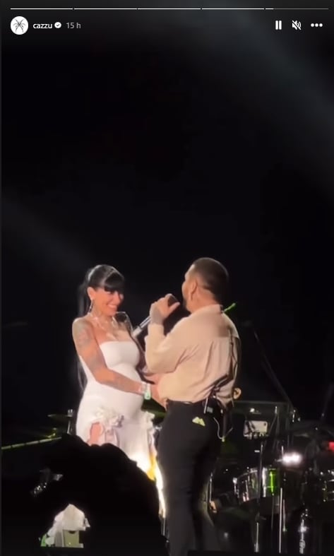 Christian Nodal y Cazzu bailando en el Foro Sol.