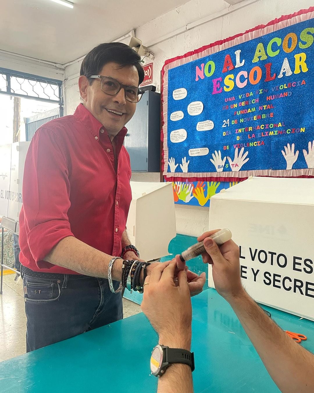 Juan José Origel muestra que ya votó en las elecciones México 2024.