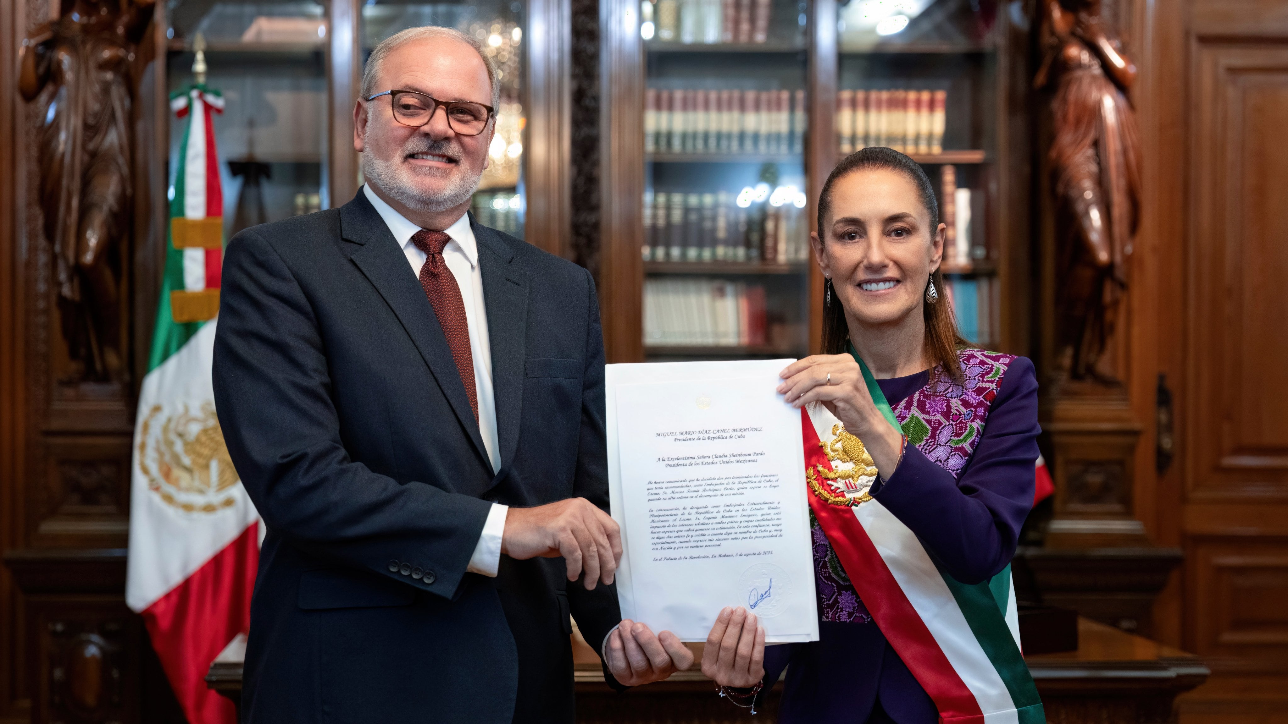 Sheinbaum resalta la hermandad de México en encuentro con embajadores