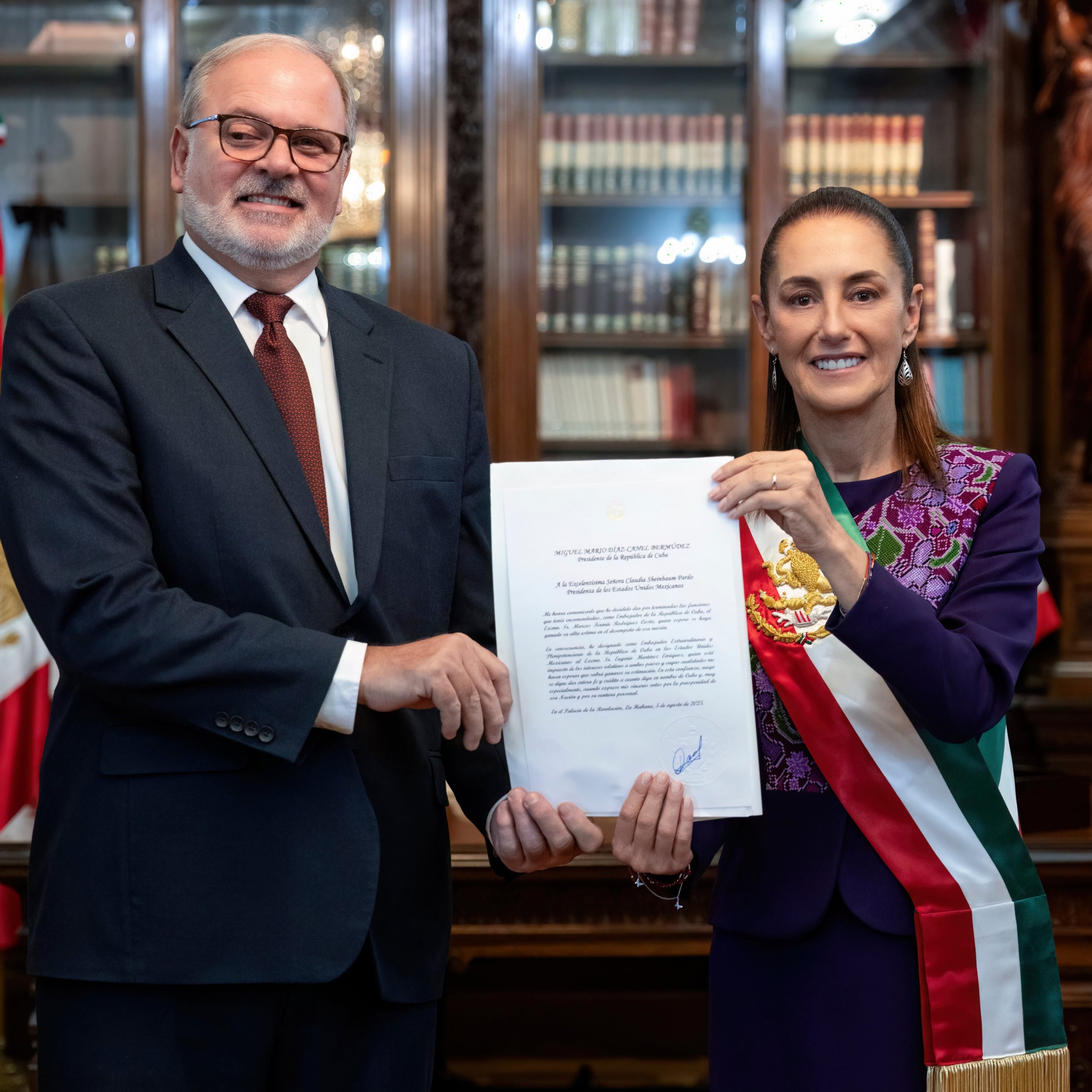 Sheinbaum resalta la hermandad de México en encuentro con embajadores