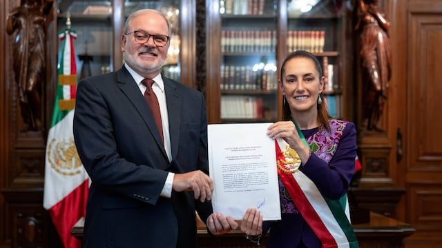 Eugenio Martínez Enriquez, embajador de Cuba, y Claudia Sheinbaum