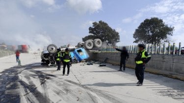 Accidente en la México-Puebla deja dos muertos tras volcadura de tráiler