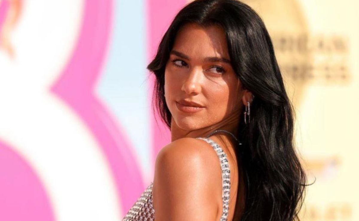 Dua Lipa deslumbra en alfombra rosa de la premiere de Barbie
