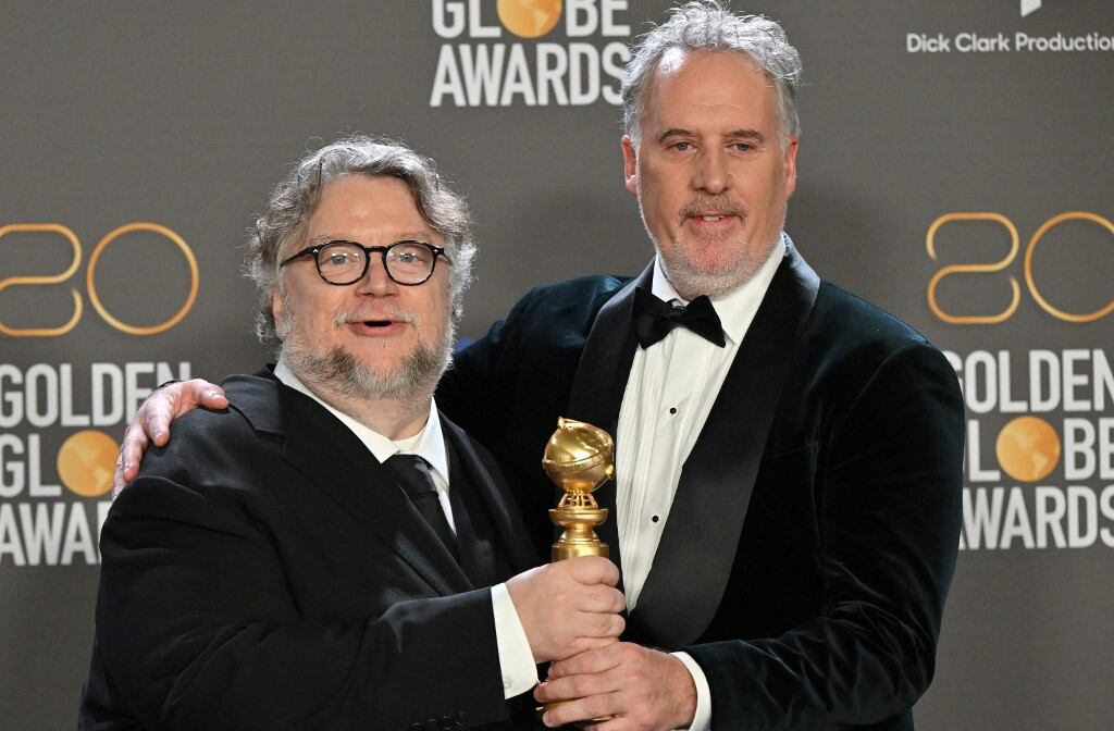 Guillermo de Toro y Mark Gustafson con la estatuilla de los Globos de Oro 2023 por Pinocchio