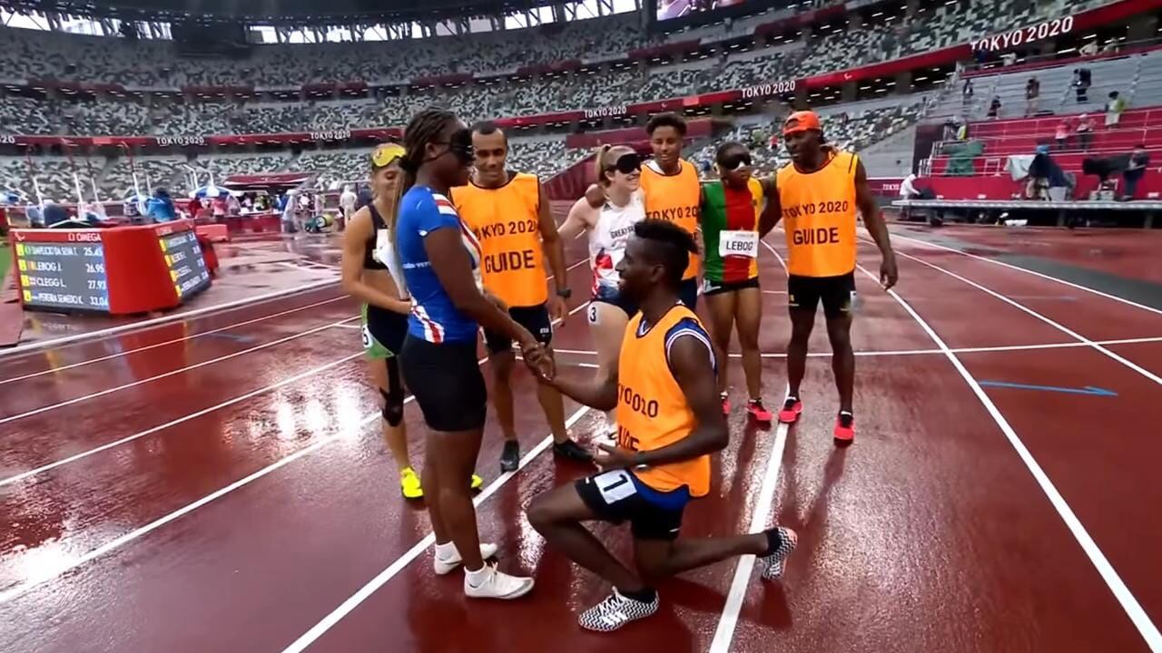 Guía pide matrimonio a atleta paralímpica tras finalizar su prueba (VIDEO)