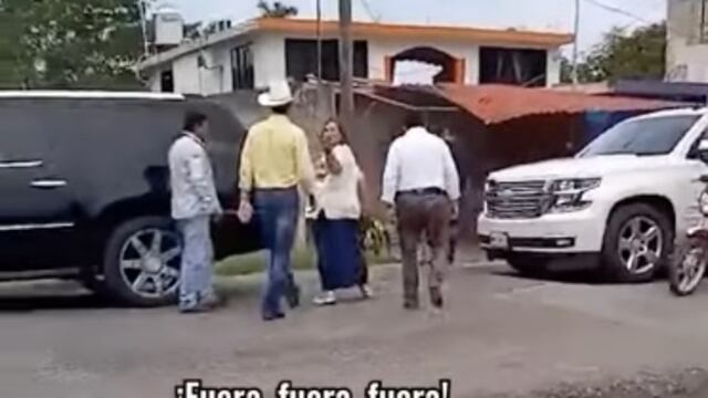 Xóchitl Gálvez aborda camioneta Cadillac