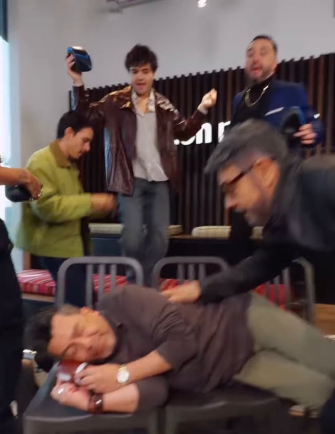 Eugenio Derbez hace parodia del show de Bad Bunny en el Super Bowl 2026