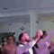 Novio casi queda paralítico luego de que sus amigos lo lanzaran al aire en plena boda