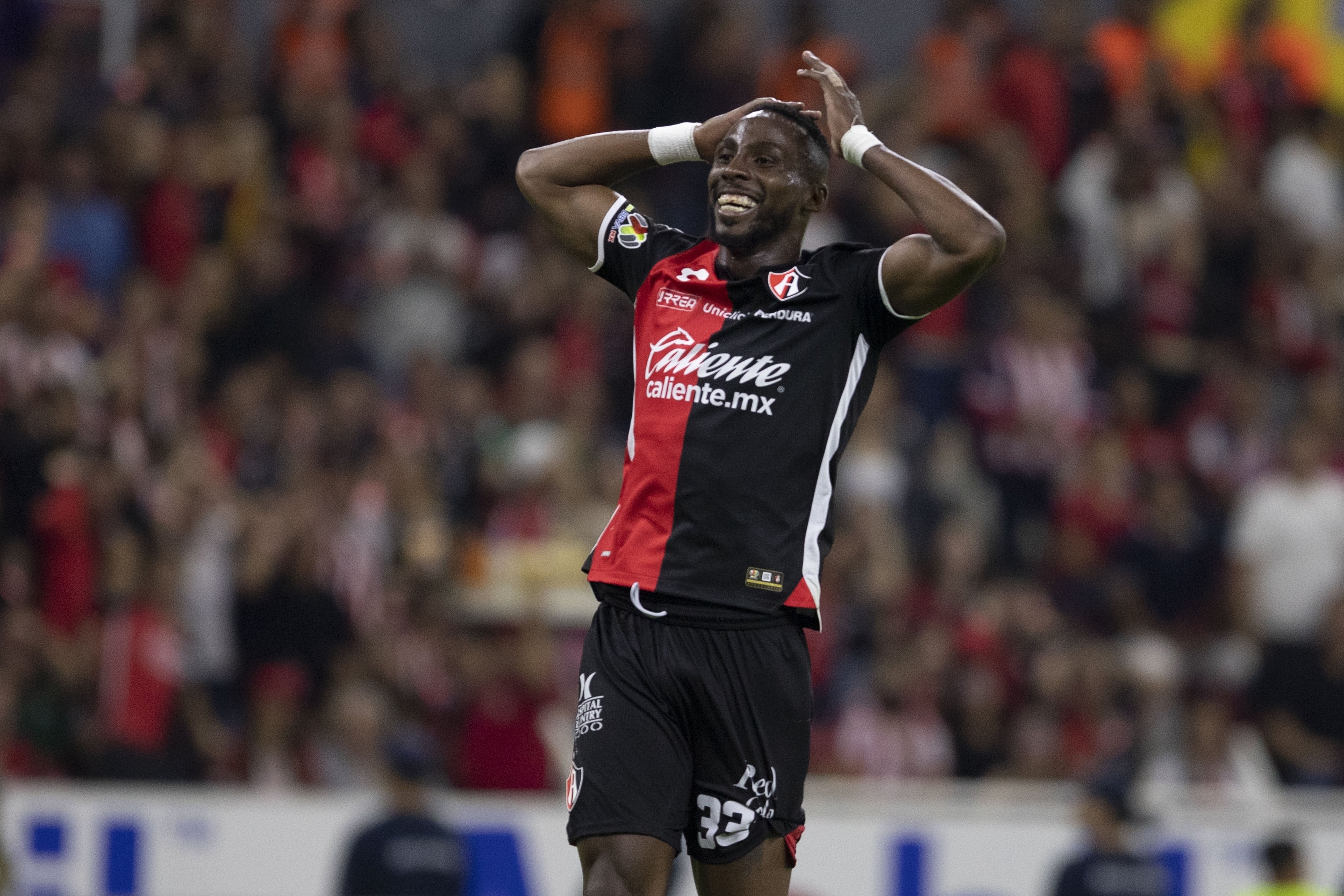 Julián Quiñones fue protagonista del Clásico Tapatío.