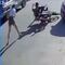 VIDEO: Enfrenta a ratero en plena calle y ni TikTok entiende cómo lo tumbó de la moto tan rápido