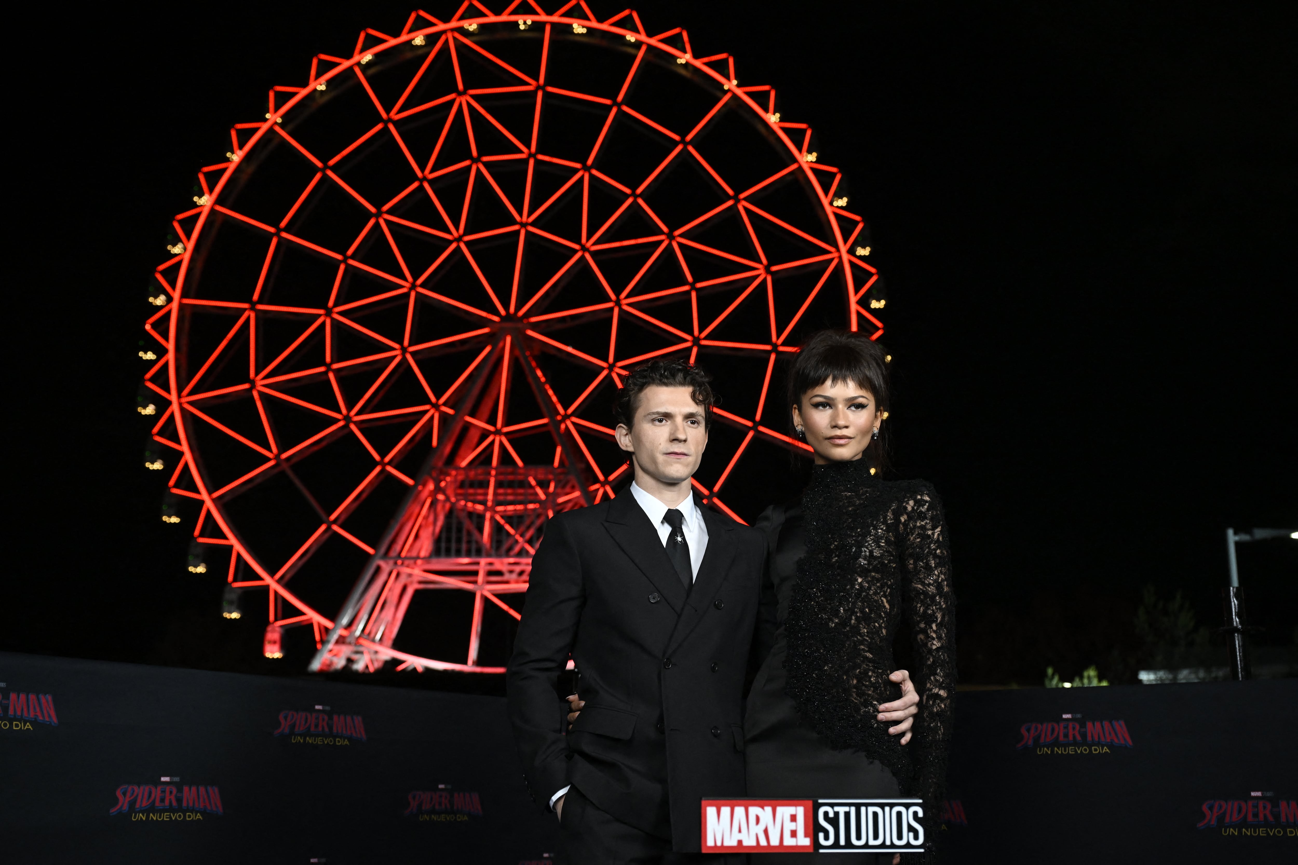 Tom Holland y Zendaya posan con una bandera alterada de México durante el evento de Spider-Man: Brand New Day
