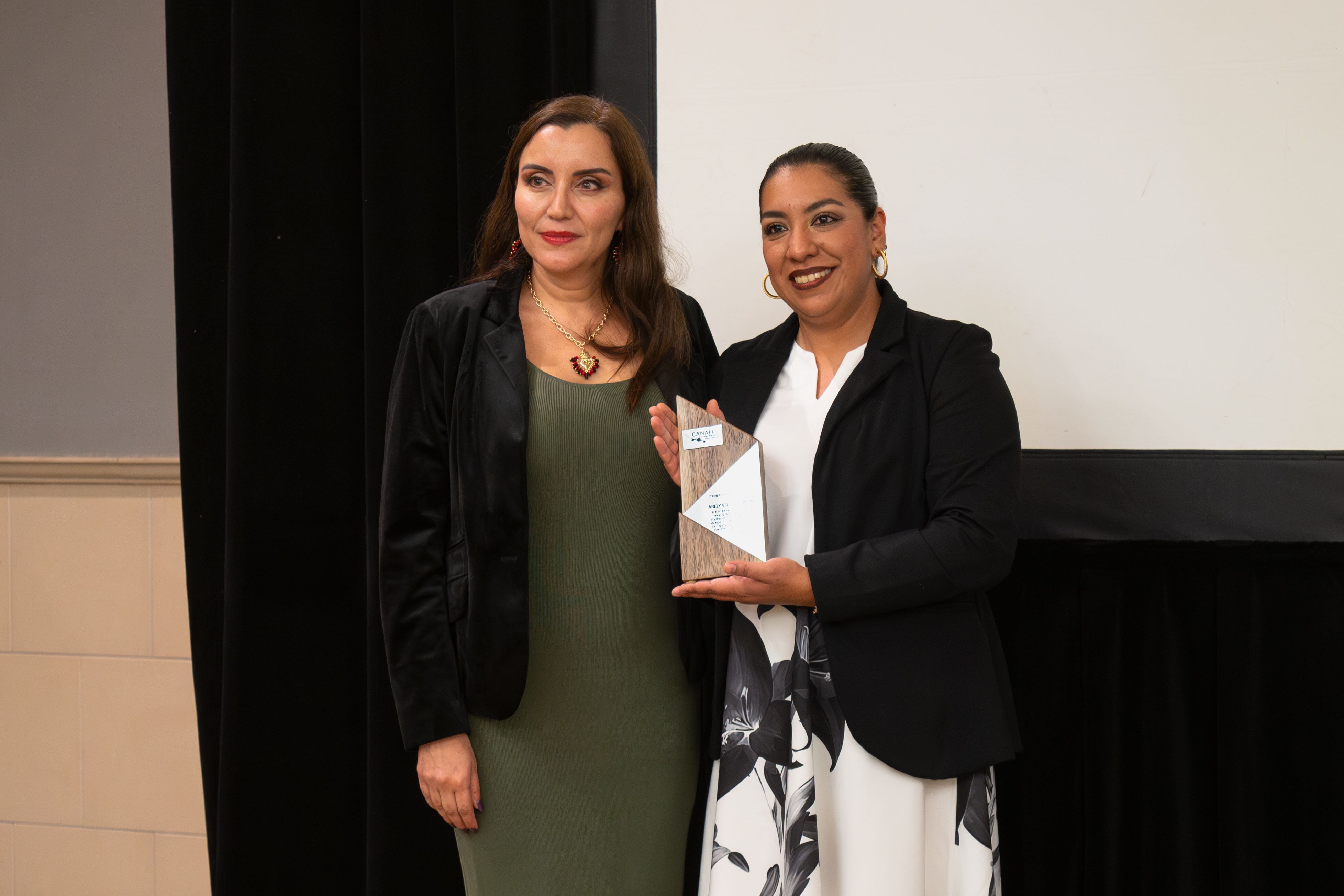 Diana Olivares, presidenta de CANAERO y Arely Velasco Muñoz, ganadora de la tercera edición de la Presea Tony Gutiérrez.