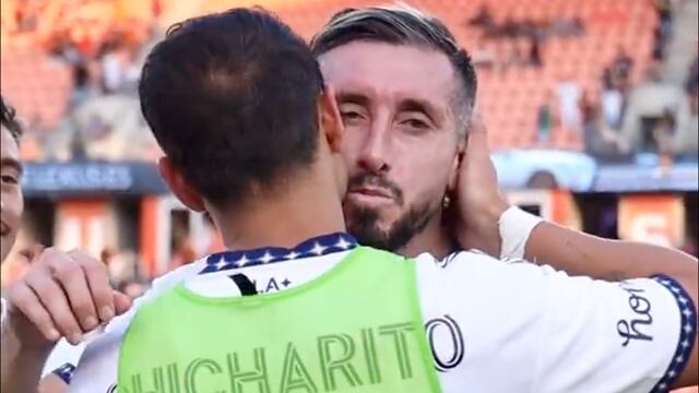 Chicharito Hernández y Héctor Herrera en el "beso de judas"