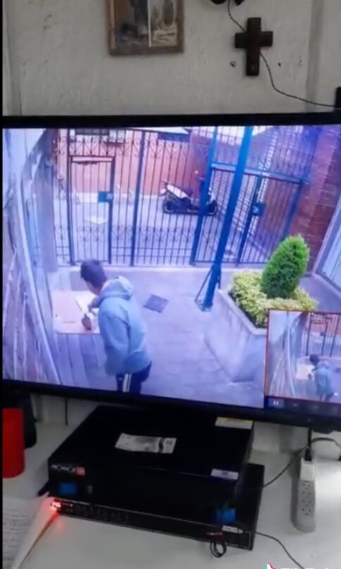 Repartidor de Rappi entregando el pedido
