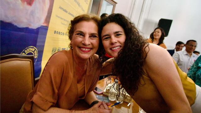 Beatriz Gutiérrez Müller presenta el libro: Poesía reunida de Rogelio Fernández Güell, acompañada de Luisa María Alcalde