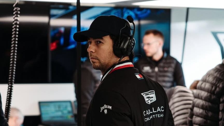 Checo Pérez tiene un inicio difícil en su primer test con Cadillac