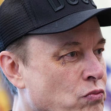 Elon Musk aparece con el ojo morado en su despedida del gobierno de Donald Trump